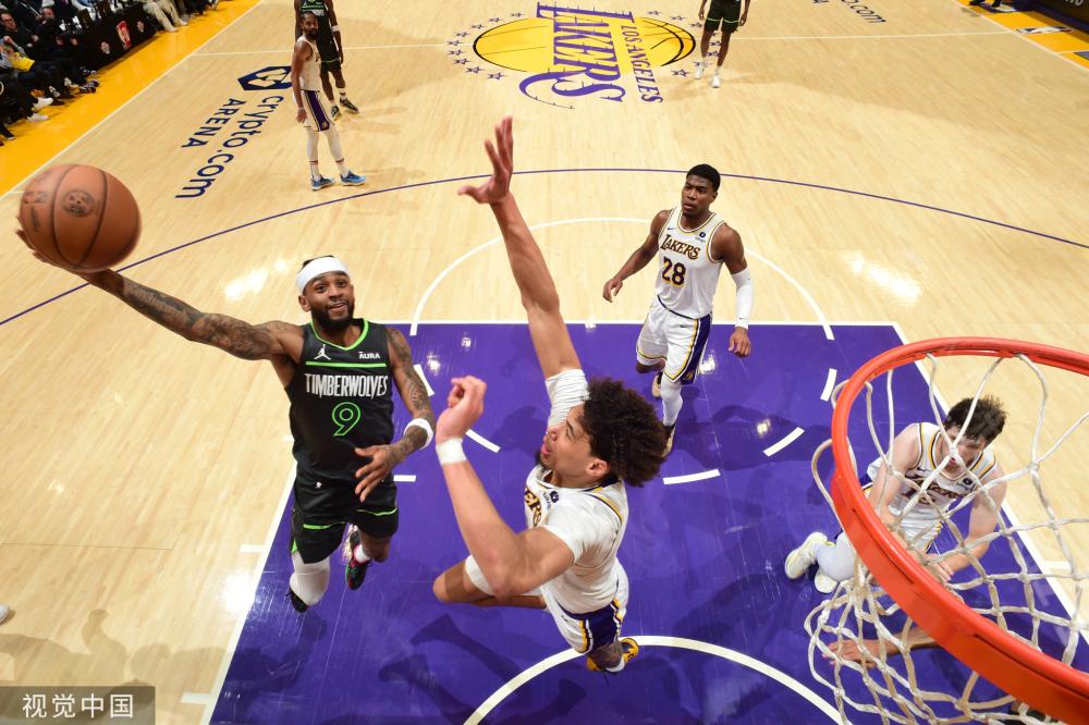 的年轻前锋 的年轻前锋